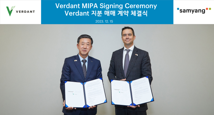 Samyang Holdings CEO Uhm Tae-woong (left), Matthias Gundlach, managing director of OpenGate Capital, owner of Verdant, on Dec. 15 (Courtesy of Samyang)