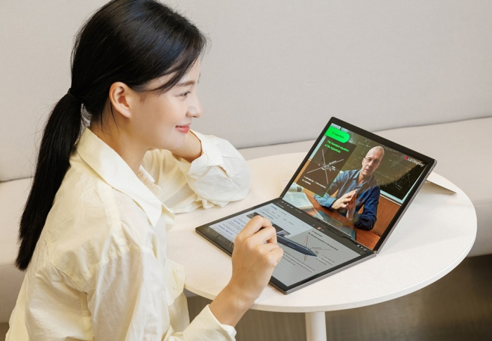 A　foldable　laptop　equipped　with　LG　Display’s　OLED　panel　(Courtesy　of　LG　Display)