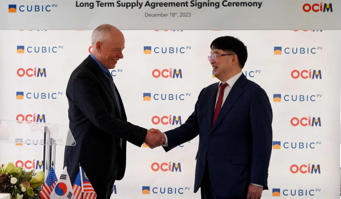 CubicPV　CEO　Frank　van　Mierlo　(left)　shakes　hands　with　OCI　Holdings　Chairman　Lee　Woo-hyun　after　signing　an　8-year　polysilicon　supply　deal