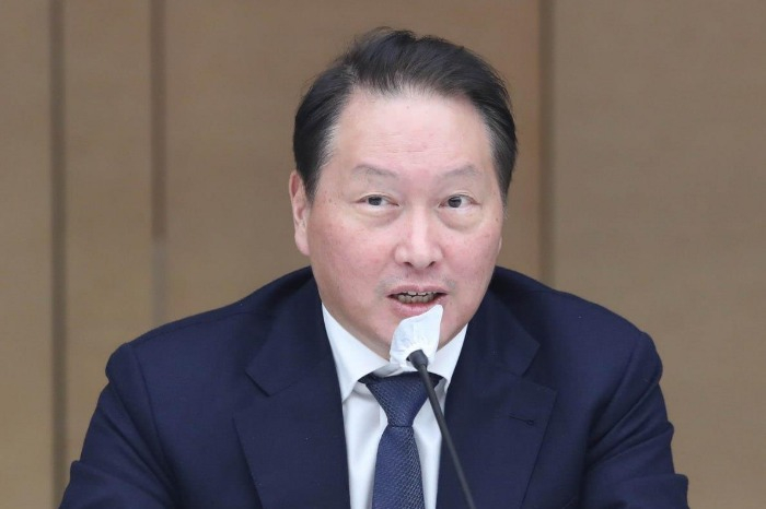 SK　Group　Chairman　Chey　Tae-won　speaks　to　reporters　at　the　Korea　Chamber　of　Commerce　and　Industry's　end-year　press　conference　on　Dec.　18,　2023　(Courtesy　of　Yonhap)