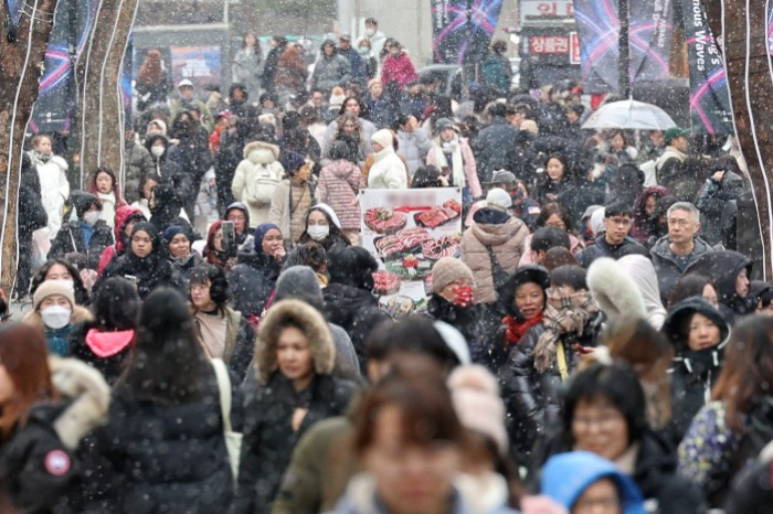 Myeong-dong　shopping　district　crowded　with　tourists　(Courtesy　of　News1　Korea)