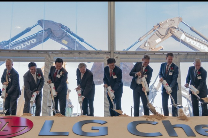 LG　Chem　CEO　Shin　Hak-cheol　(fifth　from　left)　and　Tennessee　Governor　Bill　Lee　(sixth　from　left)　at　the　groundbreaking　ceremony　of　LG　Chem’s　cathode　plant　in　Clarksville,　Tennessee　on　Dec.　19,　2023　(Courtesy　of　LG　Chem)