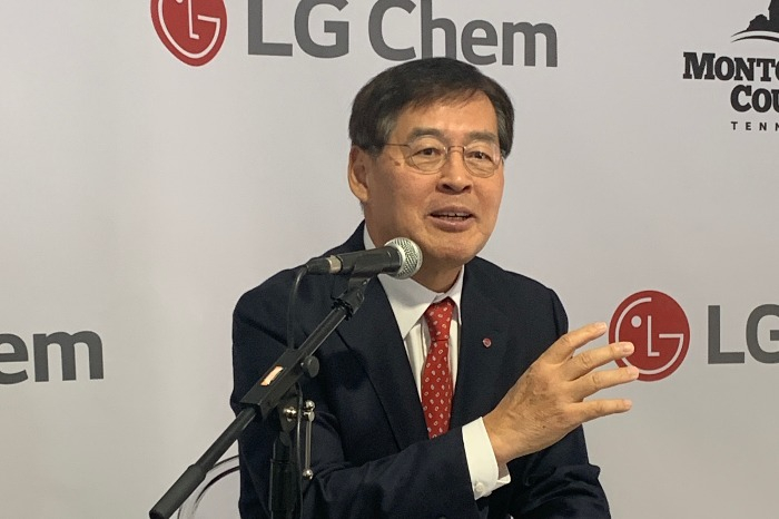 LG　Chem　CEO　Shin　Hak-cheol　speaks　to　reporters　before　the　groundbreaking　ceremony 