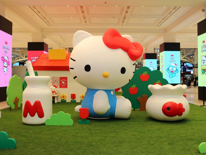 Shinsegae's　Gangnam　branch　opened　a　Hello　Kitty　pop-up　store　in　November　2023