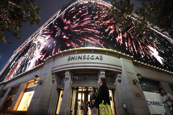 Shinsegae　Gangnam　stands　out　among　department　stores　with　.3　bn　sales