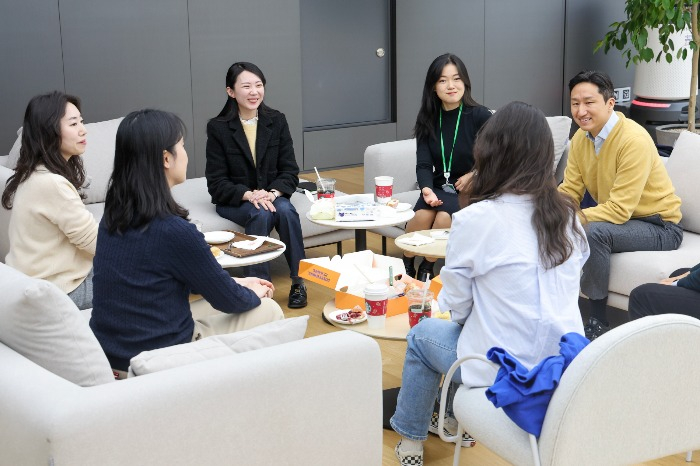 Chung Kisun, president and CEO of HD Hyundai (far right)