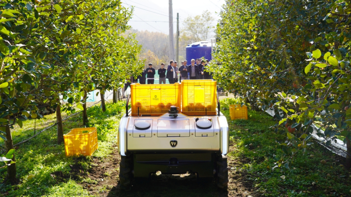 Daedong's　autonomous　agricultural　transport　robot