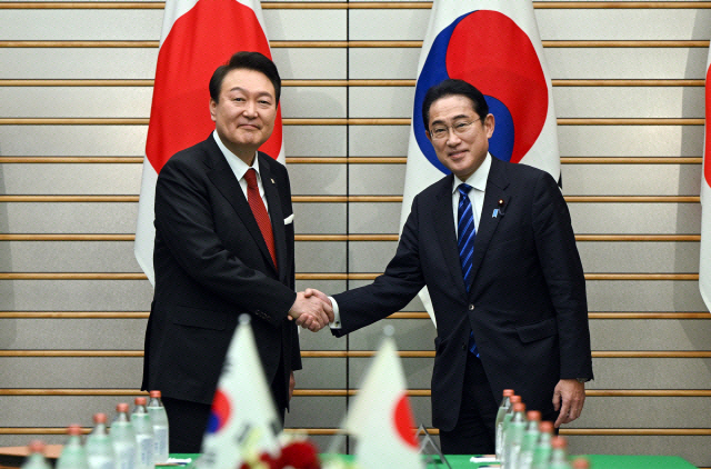 South　Korean　President　Yoon　Suk　Yeol　(left)　shakes　hands　with　Japanese　Prime　Minister　Fumio　Kishida　in　Tokyo,　March　2023　(Courtesy　of　Yonhap)