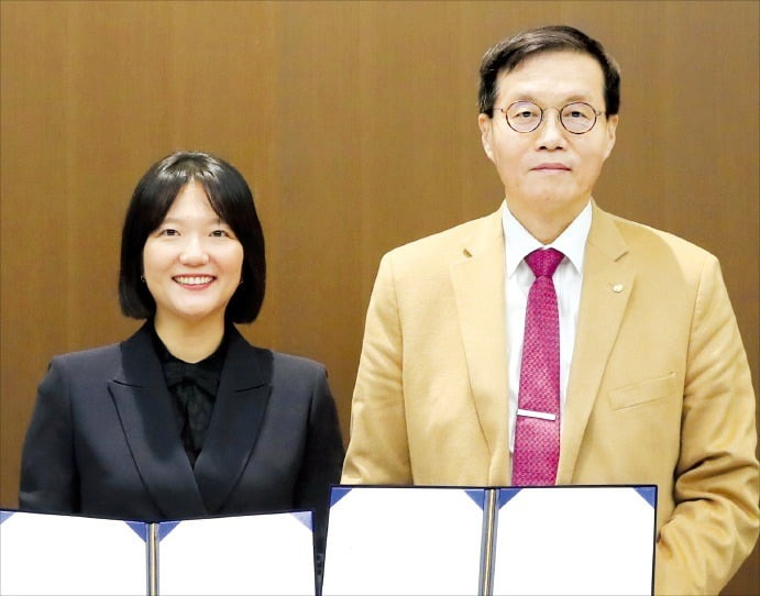 Naver　CEO　Choi　Soo-yeon　(left)　and　BOK　Governor　Rhee　sign　a　cooperation　deal　on　Dec.　22,　2023　(Courtesy　of　the　Bank　of　Korea)