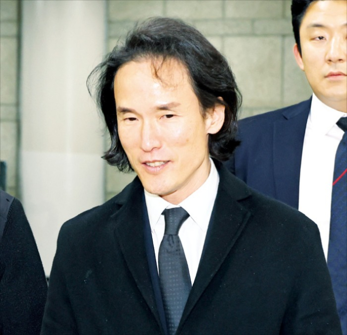 Cho　Hyun-bum,　chairman　of　Hankook　&　Company,　appears　at　the　Seoul　Central　District　Court　for　a　court　hearing　on　Dec.　14,　2023