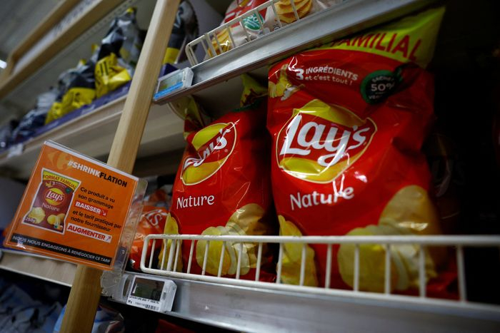 At　French　supermarket　Carrefour,　bright　orange　labels　are　used　to　highlight　products　it　deems　to　be　subject　to　shrinkflation. PHOTO: SARAH　MEYSSONNIER/REUTERS