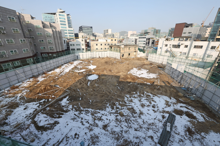 Taeyoung's　development　project　in　Seongsu-dong　in　Seoul　has　been　halted　due　to　financing　problems