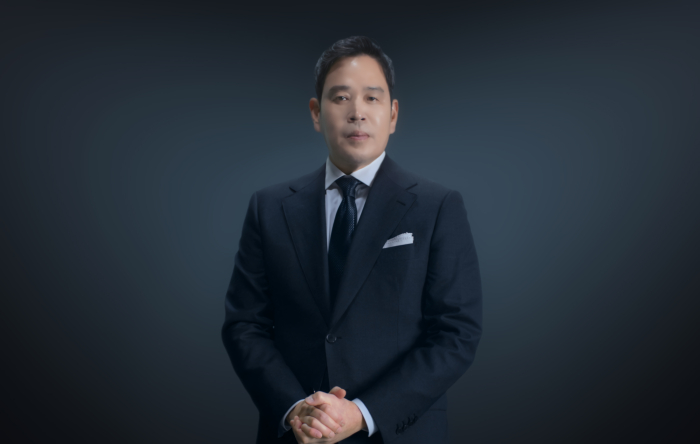 Chung　Yong-jin,　vice　chairman　of　Shinsegae　Group,　is　the　de　facto　leader　of　the　retail　giant