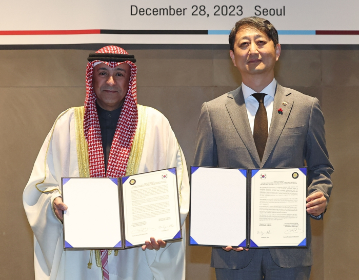 GCC　Secretary　General　Jassim　Muhammad　Al-Budaiwi　(left)　and　Korea’s　Trade　Minister　Ahn　Duk-geun　after　signing　the　free　trade　deal