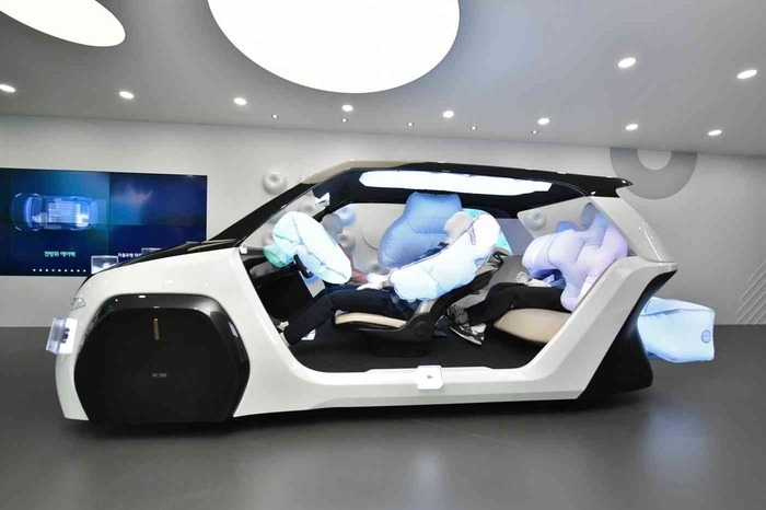 Hyundai Mobis' panorama sunroof airbag (Courtesy of Hyundai Mobis)