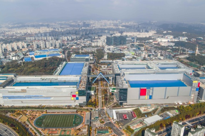 Samsung　Electronics'　semiconductor　factory　in　South　Korea　(Courtesy　of　Samsung　Electronics)
