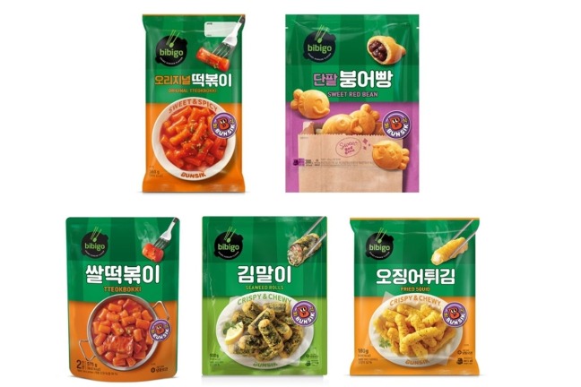 CJ CheilJedang Bibigo K-Street Food product lineup packaging featuring Korean corn dogs frozen ready to eat snacks for global export markets showing how the K-corn dog category scaled from Korean 명랑핫도그 franchise to worldwide retail channel distribution