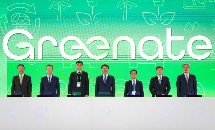 POSCO　Holdings　Chairman　Choi　Jeong-woo　(center)　at　an　event　to　celebrate　the　launch　of　POSCO's　eco-friendly　brand　Greenate　in　2022