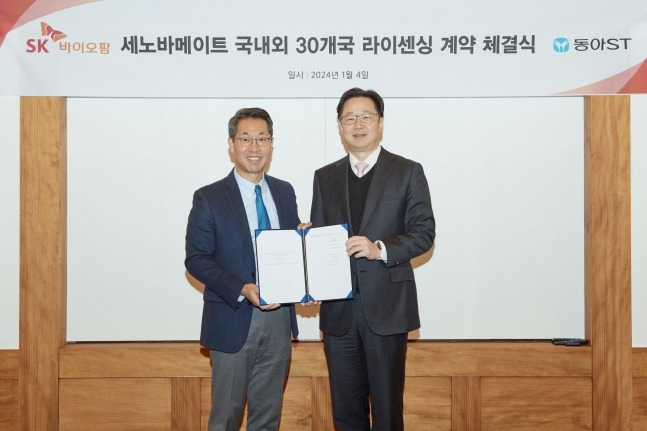 Lee　Dong　Hoon,　SK　Biopharm　CEO　(left)　and　Kim　Min-Young,　Dong-A　ST　CEO