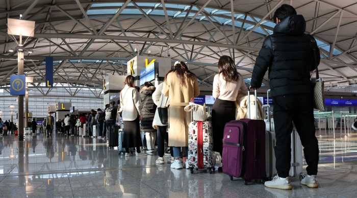 Passengers　are　lined　up　for　check-in　at　Incheon　International　Airport,　South　Korea’s　main　gateway　(File　photo,　courtesy　of　Yonhap)