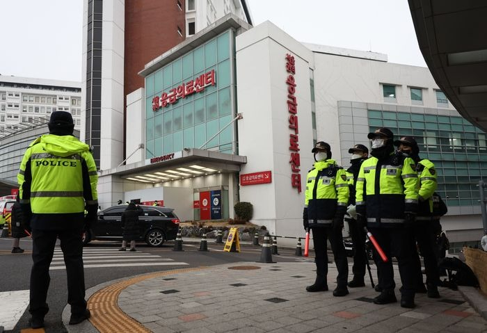 Lee　Jae-myung　was　recovering　at　a　hospital　in　Seoul　after　emergency　surgery. PHOTO: YONHAP/SHUTTERSTOCK