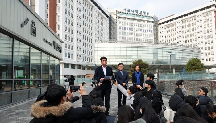 Kwon Chil-seung, of South Korea’s Democratic Party, spoke to reporters about Lee Jae-myung’s treatment. PHOTO: YONHAP/SHUTTERSTOCK