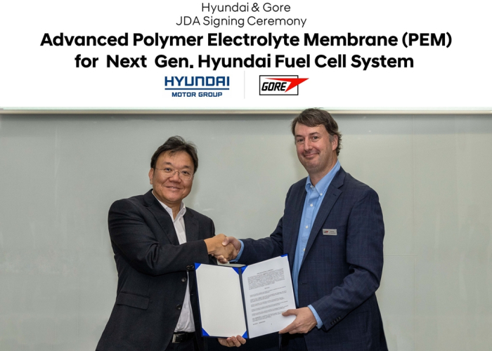 Hyundai　Motor's　battery　development　chief　Kim　Chang-hwan　(left)　shakes　hands　with　Matt　Rosa,　senior　vice　president　of　W.　L.　Gore　&　Associates　after　signing　a　fuel　cell　material　deal