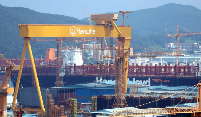A　gigantic　crane　at　Hanwha　Ocean's　Geoje　shipyard　in　South　Gyeongsang　Province
