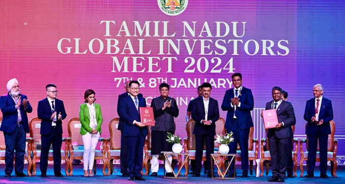 Hyundai　Motor　India　MD　&　CEO　Kim　Unsoo　(fourth　from　left)　takes　a　photo　with　Tamil　Nadu　officials　after　signing　an　MOU　at　Tamil　Nadu　Global　Investors　Meet　2024　(Courtesy　of　Hyundai　Motor　India)