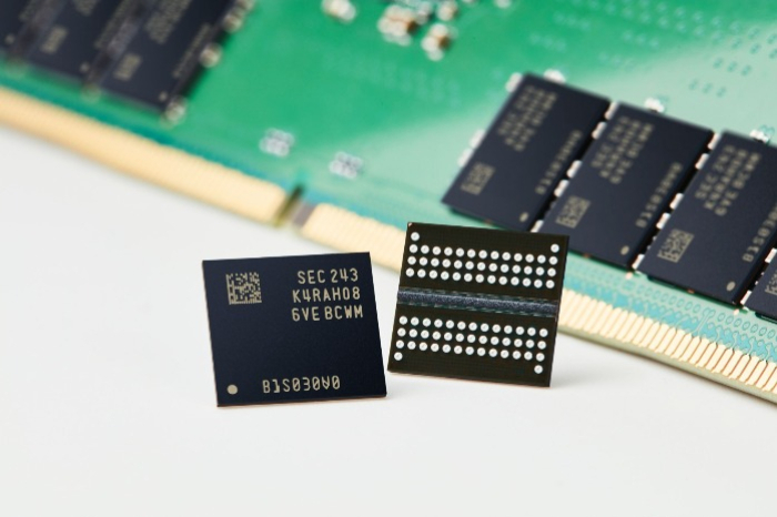 Samsung　Electronics'　DDR5　DRAM　(Courtesy　of　Samsung)