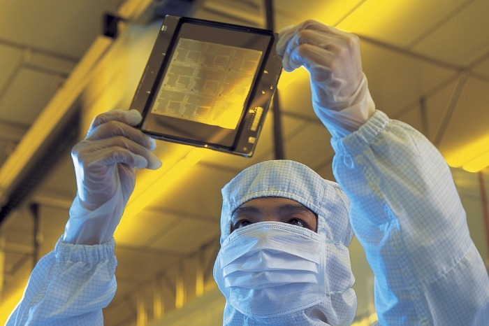 A　Samsung　employee　examines　a　chip　product
