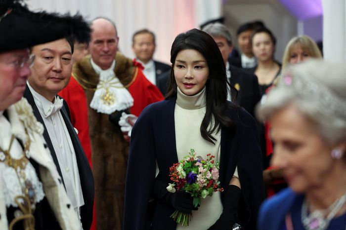 South　Korea’s　first　lady　Kim　Keon-hee,　center,　has　been　a　vocal　supporter　of　the　ban　on　dog　meat. PHOTO: ISABEL　INFANTES/REUTERS