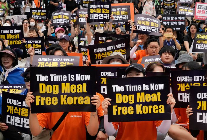 Animal-rights　activists　at　a　rally　opposing　eating　dog　meat　in　Seoul. PHOTO: AHN　YOUNG-JOON/ASSOCIATED　PRESS