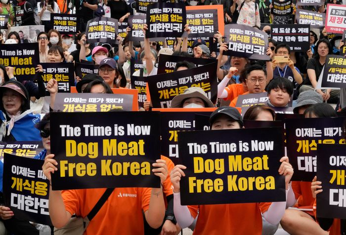 Animal-rights activists at a rally opposing eating dog meat in Seoul. PHOTO: AHN YOUNG-JOON/ASSOCIATED PRESS