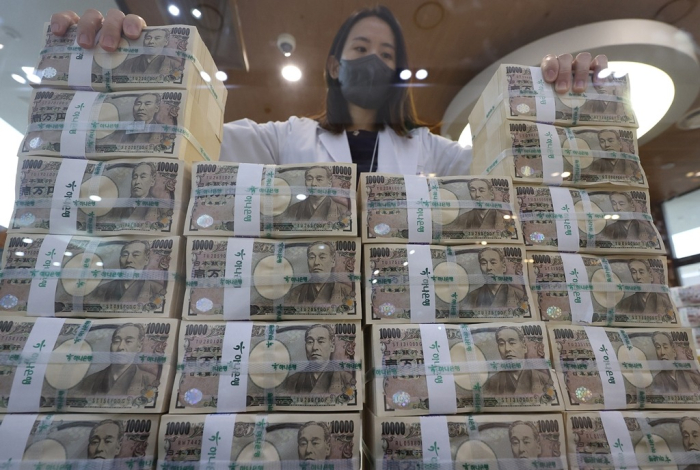 Stacks　of　10,000-yen-bill　bundles　at　Hana　Bank　headquarters　in　Seoul　(File　photo,　courtesy　of　Yonhap)