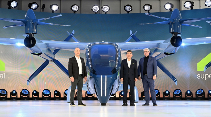 Shin　Jai-won,　CEO　of　Supernal　(center),　and　Hyundai　chief　designer　Luc　Donckerwolke　(right)　pose　in　front　of　S-A2