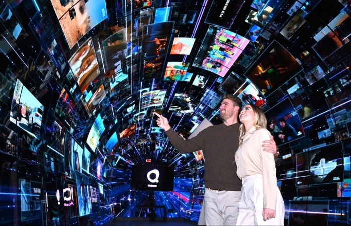 LG　Electronics　webOS　tunnel　made　with　OLED　displays　at　CES　2024　(Courtesy　of　LG　Electronics)