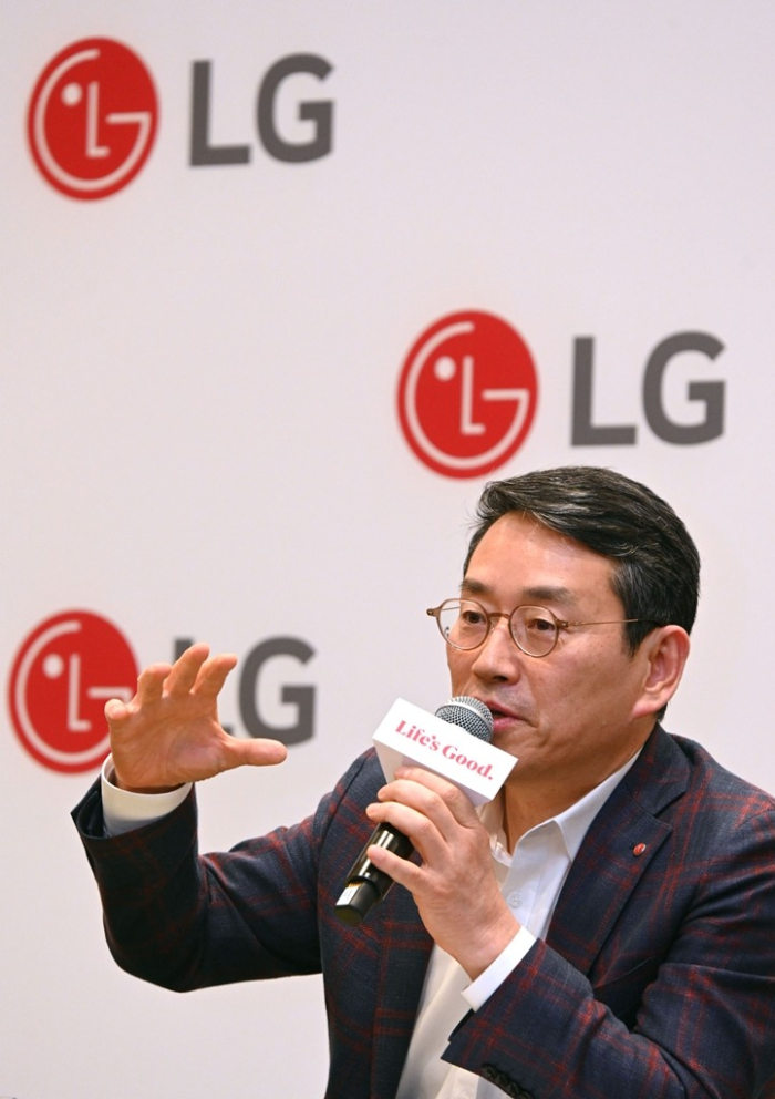 LG　Electronics　CEO　Cho　Joo-wan　speaks　to　the　press　on　Jan.　10,　2024,　in　Las　Vegas　(Courtesy　of　LG　Electronics)