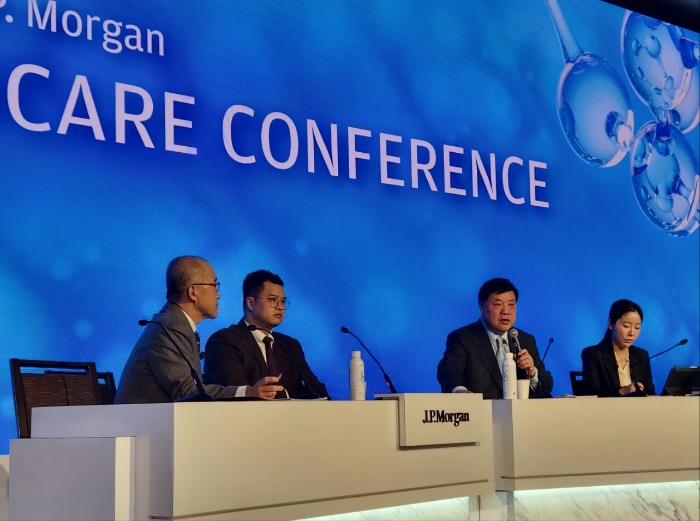 Seo　Jung-jin　(second　from　right),　founder　and　chairman　of　Celltrion,　speaks　at　the　J.P.Morgan　Health　Care　Conference　on　Jan.　10　(Courtesy　of　Celltrion)
