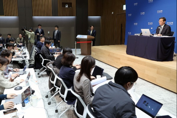 BOK　Governor　Rhee　Chang-yong　talks　to　reporters　at　a　post-rate　decision　briefing　on　Jan.　11,　2024　(Courtesy　of　Yonhap)