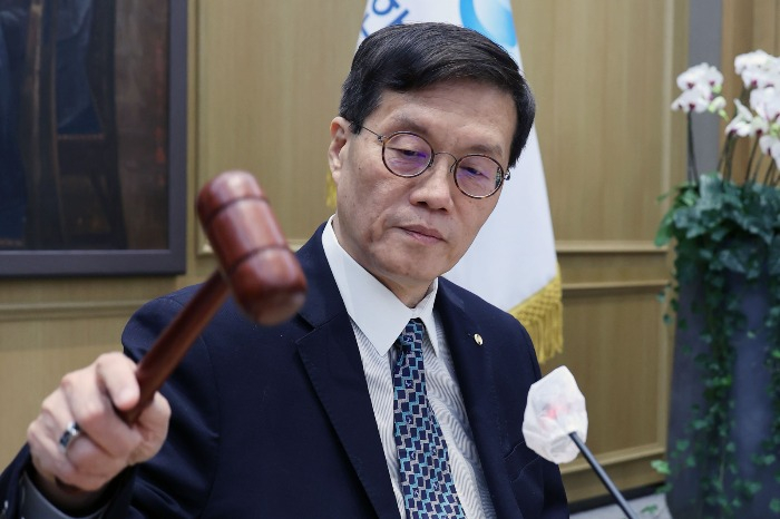 Bank　of　Korea　Governor　Rhee　Chang-yong　chairs　an　interest　rate　policy　meeting　on　Jan.　11,　2024　(Courtesy　of　New1　Korea)