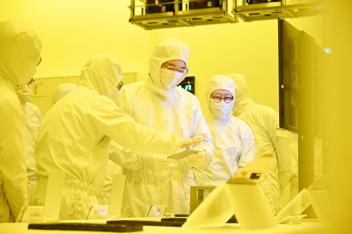 Samsung Electronics Chairman Jay Y. Lee (third from left) visits a Samsung chip packaging line in Korea on Feb. 17, 2023