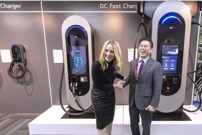 Mattie Parker (left), mayor of Fort Worth, Texas, shakes hands with Jang Ik-hwan, head of LG’s business solution division, at the company’s EV charger plant in Texas on Jan. 12, 2024 (Courtesy of Yonhap)