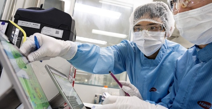 Hanmi Pharmaceutical lab researchers
