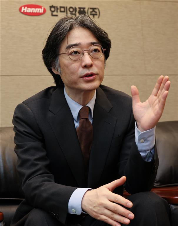 Lim　Jong-yoon,　the　eldest　son　of　the　late　Hanmi　Pharmaceutical　founder　and　Chairman　Lim　Sung-ki,　speaks　during　an　interview　with　The　Korea　Economic　Daily　on　Jan.　14,　2024 