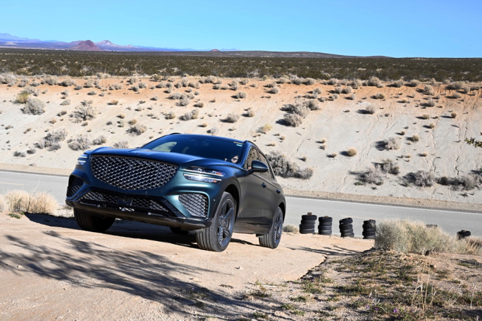 A　Genesis　Electrified　GV70　SUV　undergoes　a　safety　test　at　Hyundai　Motor's　California　Proving　Ground　in　the　Mojave　Desert