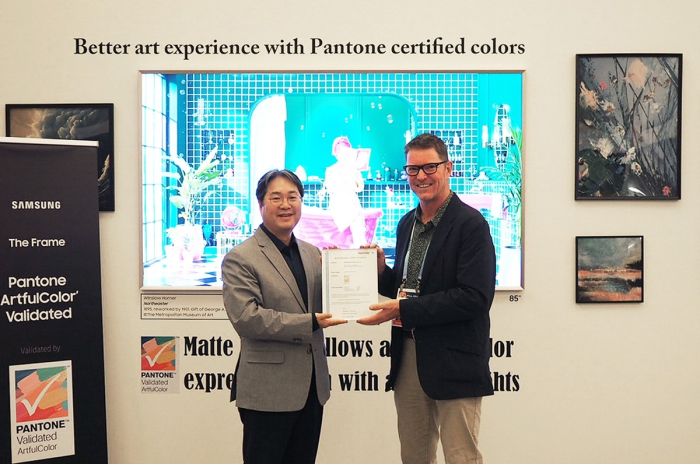 Kim　Yong-jae,　vice　president　of　Samsung　Electronics'　visual　display　business　(left)　and　Ian　Pike,　Pantone　global　head　of　product　and　licensing