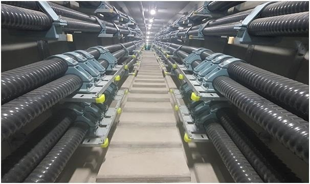 Underground installation of 345 kV ultra-high-voltage cables