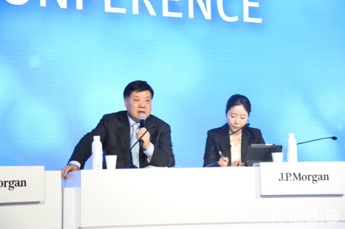 Celltrion　Group　founder　and　Chairman　Seo　Jung-jin　(left)　speaks　at　J.P.　Morgan　Healthcare　Conference　(Courtesy　of　Celltrion)