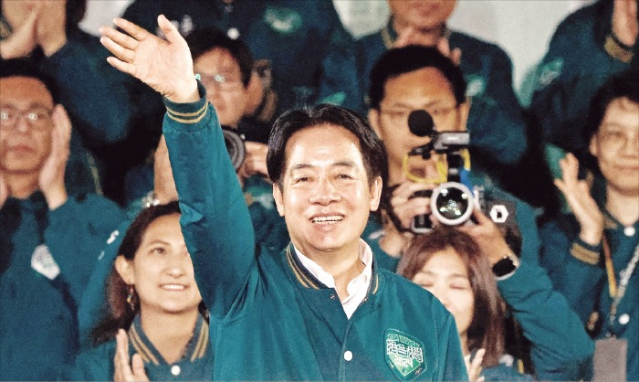 Taiwan　President-elect　Lai　Ching-te　(center)　(Courtesy　of　Yonhap)